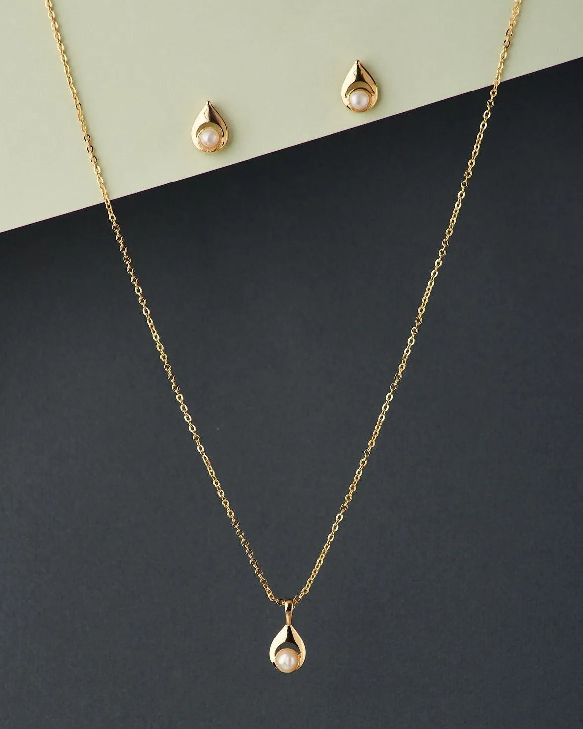 A cute pendant matched with golden polish chain with matching earrings.